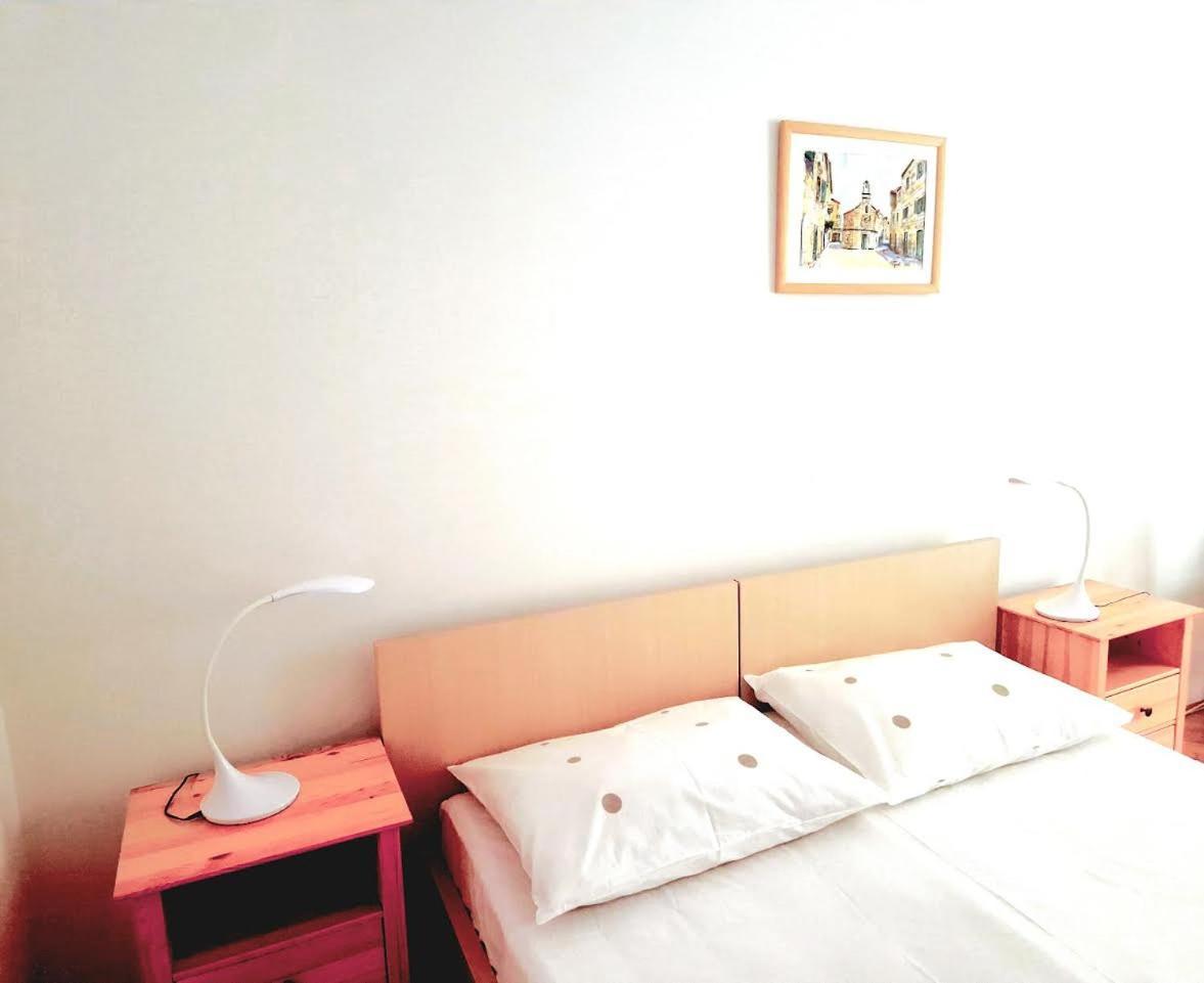 Apartments And Rooms Dobrila Jelsa  Bilik gambar