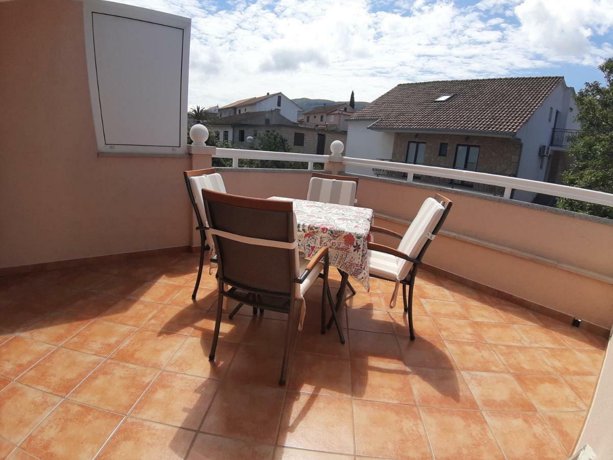 Apartments And Rooms Dobrila Jelsa  Luaran gambar